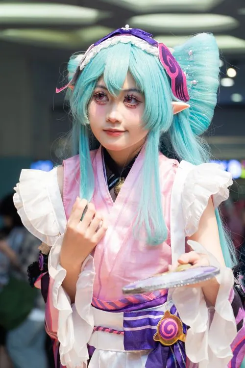 二次元角色 cosplay 街头拍摄竖屏画面
